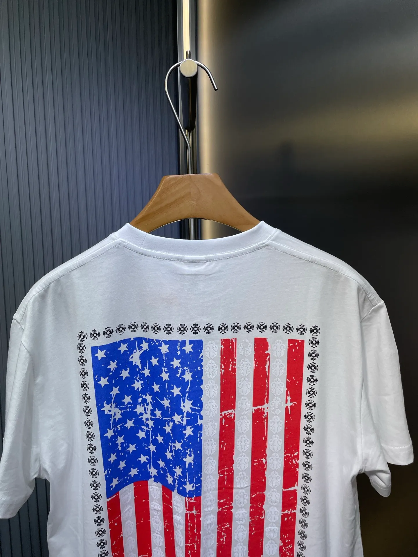 🅿️290 come hearts 🌟【Top replica】Flag scroll tee short sleeves (open version-physical counter-top luxury quality)🆚Second sale of all versions on the market. The fabric is made of 26 weave 200 grams of cotton. The printing uses a variety of printing techniques. Customized accessories. Size: s m l